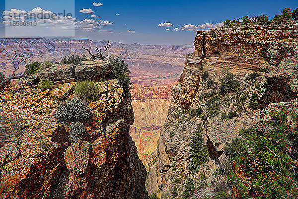 Blick auf den Grand Canyon zwischen zwei Klippen mit einem Felsenfenster auf der rechten Seite  westlich von Pinal Point am Südrand  Grand Canyon National Park  UNESCO-Weltkulturerbe  Arizona  Vereinigte Staaten von Amerika