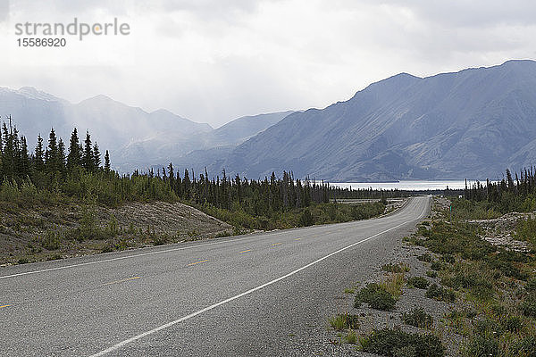 Highway mit Blick auf die Saint Elias Mountain Range im Kluane National Park and Reserve  Yukon Territory  Kanada