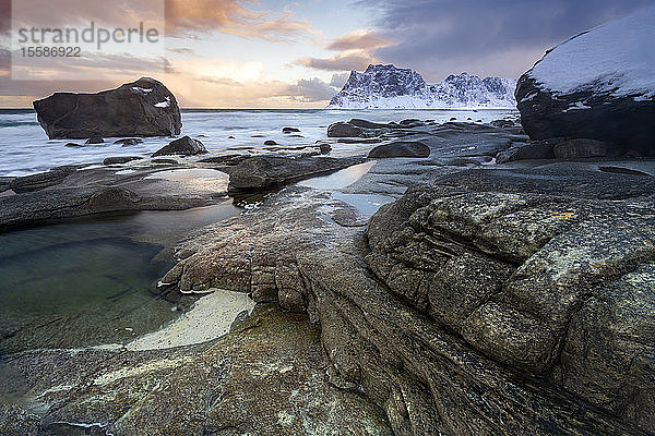 Winterszene am Strand von Haukland  Lofoten  Nordland  Norwegen