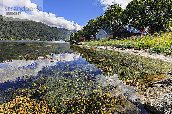 Alte hölzerne Bootshäuser  Romsdalsfjord (Romsdalfjord)  Andalsnes  More og Romsdal  Norwegen  Skandinavien