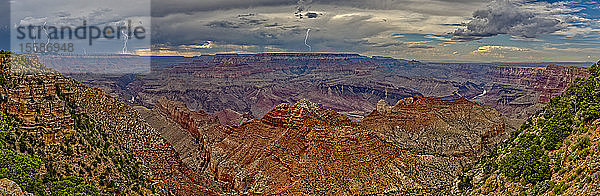 Blick auf den Grand Canyon westlich von Navajo Point mit einem Sturm  der von Westen heranzieht  Arizona  Vereinigte Staaten von Amerika