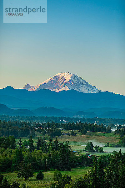 Mount Rainier bei Sonnenuntergang  Bundesstaat Washington  Vereinigte Staaten von Amerika