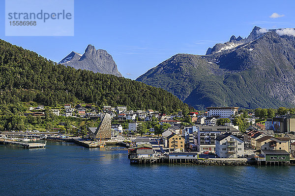 Andalsnes  Stadt  Berge  Blick vom Kreuzfahrtschiff auf dem Romsdalsfjord  Sommer  More og Romsdal  Norwegen  Skandinavien