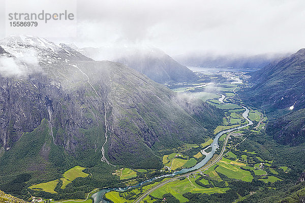 Luftaufnahme des Rauma-Flusses und des grünen Tals vom Bergrücken Romsdalseggen  Andalsnes  Bezirk More og Romsdal  Norwegen  Skandinavien