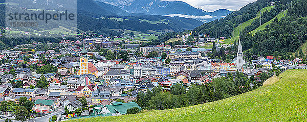 Panoramablick auf die Stadt Schladming  Steiermark  Österreich  Tirol  Österreich