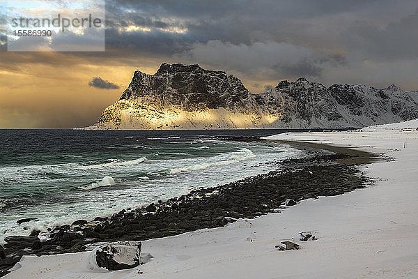 Gewitterwolken am Strand von Uttakleiv  Vestvagoy  Lofoten-Inseln  Nordland  Norwegen