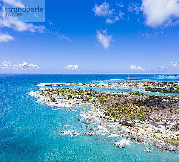 Luftaufnahme per Drohne von Long Bay  Devil's Bridge und The Verandah Resort  Antigua  Antigua und Barbuda  Leeward Islands  Westindien  Karibik