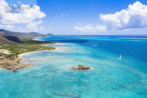 Luftaufnahme einer Drohne vom kristallklaren Karibischen Meer  Urlings  Antigua  Antigua und Barbuda  Leeward-Inseln  Westindische Inseln  Karibik