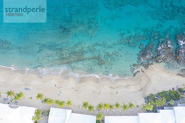 Weißer Sandstrand  umspült von den Wellen des Karibischen Meeres  aus der Vogelperspektive  Morris Bay  Old Road  Antigua  Leeward Islands  Westindien  Karibik
