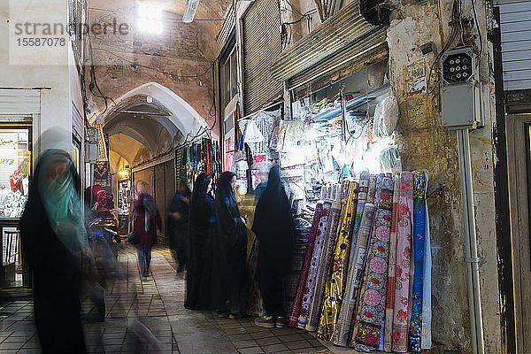Menschen und Geschäfte auf dem alten Basar von Kashan  Provinz Isfahan  Islamische Republik Iran  Naher Osten
