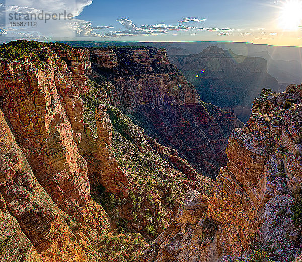 Der Spire Abyss in der Nähe von Zuni Point am Südrand des Grand Canyon bei Sonnenuntergang  eine Meile östlich von Moran Point  Grand Canyon National Park  UNESCO-Welterbe  Arizona  Vereinigte Staaten von Amerika