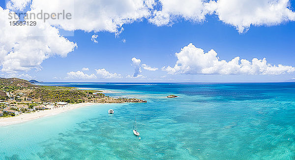 Luftaufnahme einer Drohne von Booten im blauen Karibischen Meer  die sich dem Turners Beach nähern  Antigua  Antigua und Barbuda  Leeward Islands  Westindien  Karibik