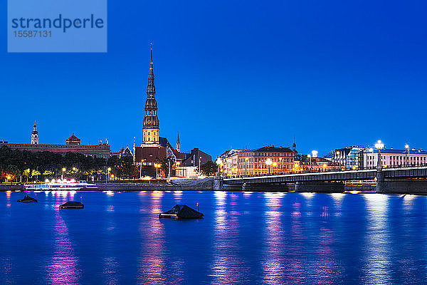 Die Skyline von Riga bei Nacht  Altstadt  UNESCO-Weltkulturerbe  Riga  Lettland