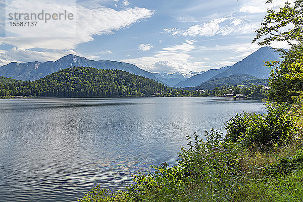 Blick auf traditionelle Chalets und den Grundlsee  Steiermark  Österreich