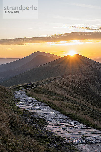 Die Sonne geht direkt über Lose Hill und Back Tor auf  The Peak District National Park  Derbyshire  England  Vereinigtes Königreich