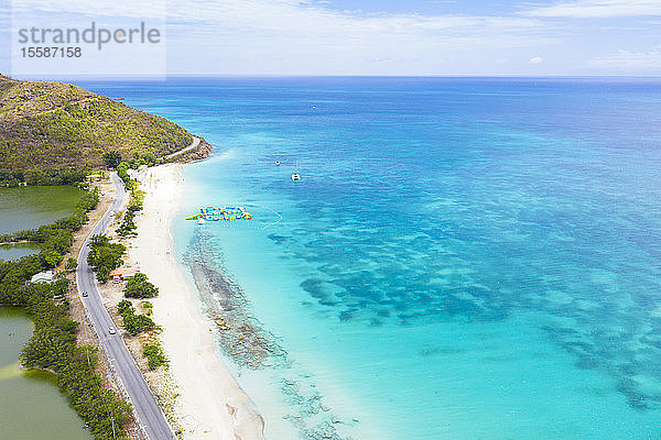 Luftaufnahme einer Drohne von einer Küstenstraße neben einem weißen Sandstrand  Karibik  Antillen  Westindien  Karibik