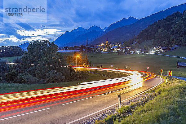Blick auf eine kurvenreiche Straße und Wegbeleuchtung in der Abenddämmerung bei Oberhaus  Steiermark  Österreich