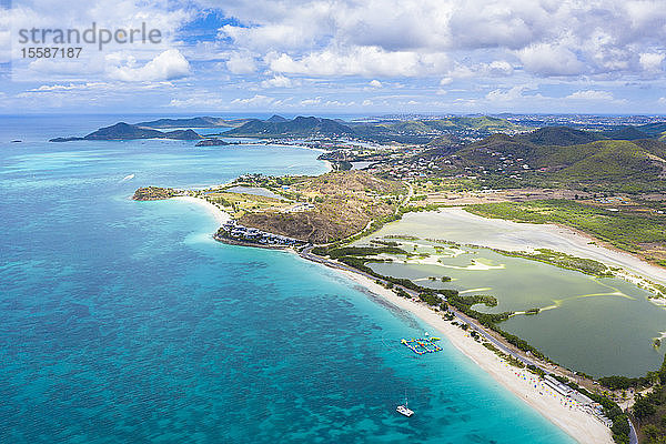 Luftaufnahme per Drohne von Darkwood Beach und tropischer Lagune  Antigua  Leeward-Inseln  Westindien  Karibik
