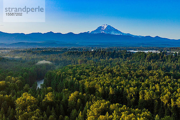 Luftaufnahme des Mount Rainier bei Sonnenaufgang  Bundesstaat Washington  Vereinigte Staaten von Amerika