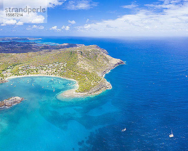 Luftaufnahme per Drohne von Galleon Beach und Pillar of Hercules Kalksteinklippen  Antigua  Antigua und Barbuda  Leeward Islands  Westindien  Karibik