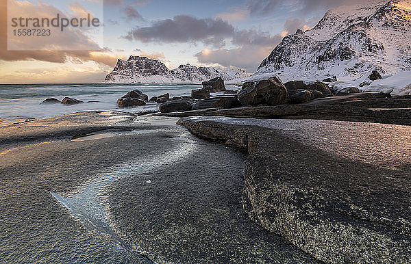 Dramatische Felsformation im Winter am Haukland Strand  Lofoten  Nordland  Norwegen