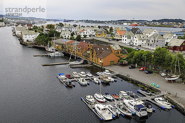 Haugesund  Blick von oben auf den Hafen und die historischen Holzhäuser  Rogaland  Norwegen  Skandinavien