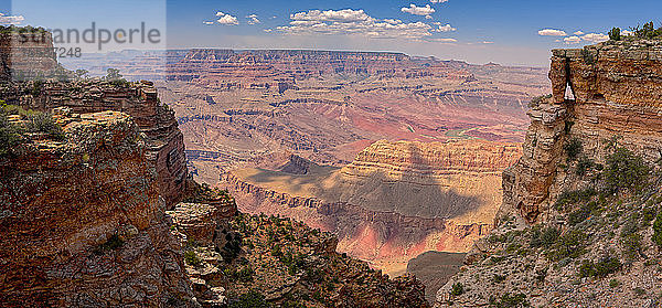 Blick auf den Grand Canyon mit einem Felsenfenster unter einer Klippe auf der rechten Seite  westlich von Pinal Point am Südrand  Grand Canyon National Park  UNESCO-Weltkulturerbe  Arizona  Vereinigte Staaten von Amerika