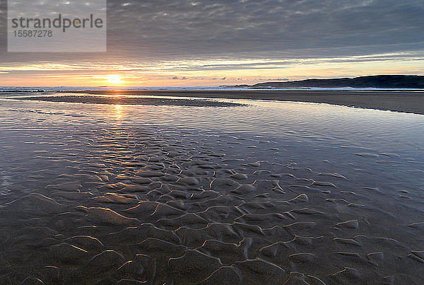 Sonnenuntergang über dem einsamen Sandstrand von Freshwater West  Pembrokeshire Coast National Park  Wales  Vereinigtes Königreich