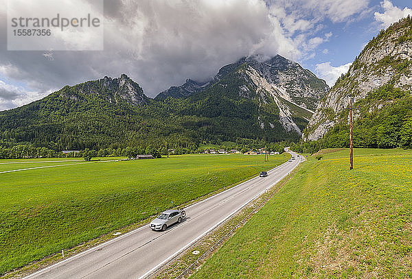 Blick auf eine Straße  die in die Berge führt  Unterburg  Steiermark  Tirol  Österreichische Alpen  Österreich