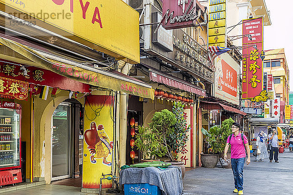 Eine Straßenszene in Chinatown in Kuala Lumpur  Malaysia  Südostasien