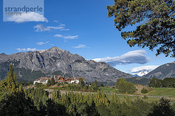 Hotel Llao Llao vor einer Bergkulisse  Bariloche  Patagonien  Argentinien  Südamerika