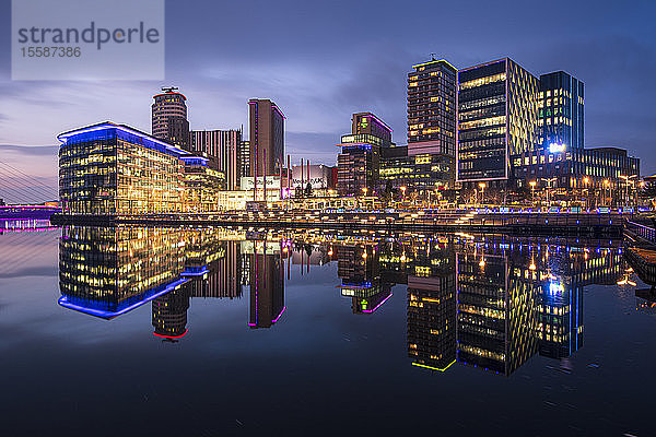 MediaCity UK in der Abenddämmerung  Salford Quays  Manchester  England  Vereinigtes Königreich