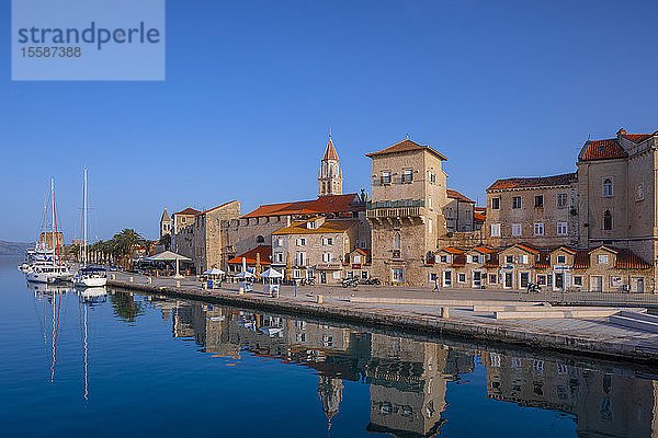 Hafen von Trogir  Trogir  UNESCO-Weltkulturerbe  Dalmatinische Küste  Kroatien