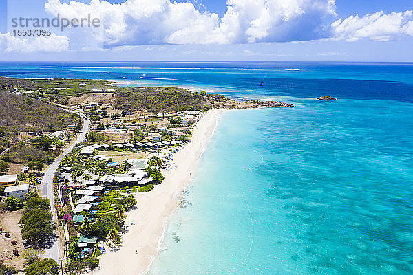 Luftaufnahme einer Drohne vom tropischen weißen Sand des Turners Beach  Antigua  Antigua und Barbuda  Leeward Islands  Westindien  Karibik
