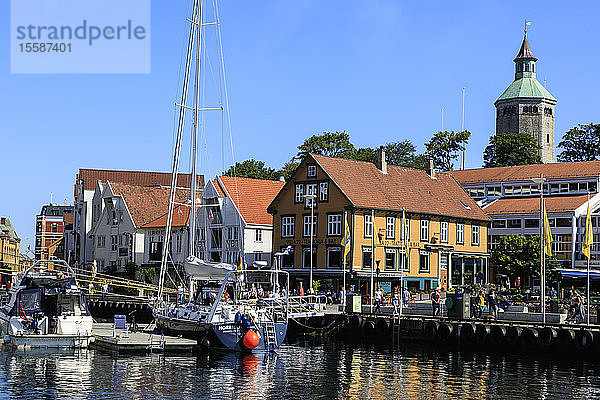 Vagen Innenhafen  Yacht  Wasserfront  blauer Himmel im Sommer  Stavanger  Rogaland  Norwegen  Skandinavien
