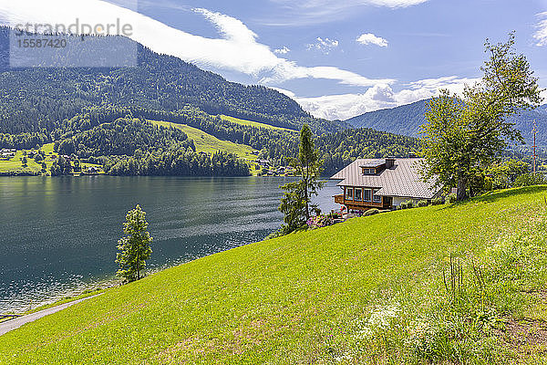 Blick auf das Dorf Grundlsee am Ufer des Sees  Grundlsee  Steiermark  Österreich