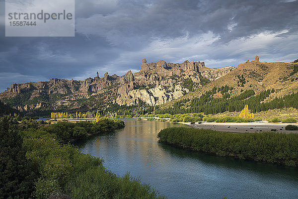 Fluss Chubut in der Landschaft von Bariloche  San Carlos de Bariloche  Patagonien  Argentinien  Südamerika