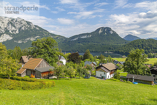 Blick auf traditionelle Chalets und den Grundlsee  Steiermark  Österreich
