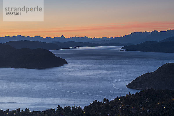 Intensiver Sonnenuntergang über dem See Nahuel Huapi  San Carlos de Bariloche  Patagonien  Argentinien  Südamerika