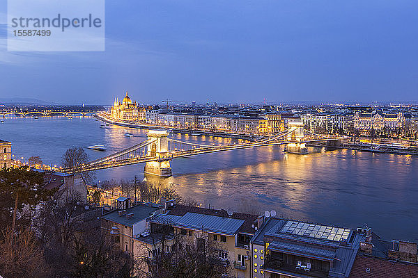 Das ungarische Parlamentsgebäude und die Kettenbrücke über die Donau  UNESCO-Weltkulturerbe  Budapest  Ungarn