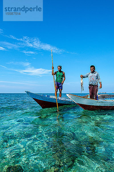Bajau-Fischer halten einen Tintenfisch  Togian-Inseln  Indonesien  Südostasien