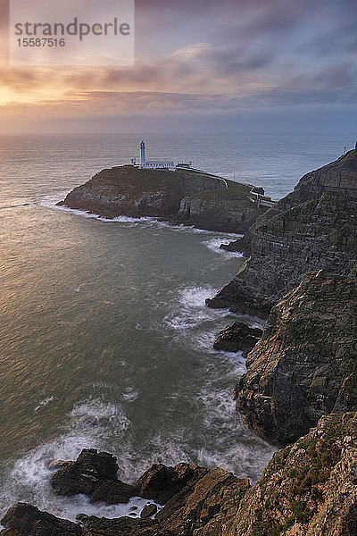South Stack Lighthouse bei Sonnenuntergang  Isle of Anglesey  Nordwales  Vereinigtes Königreich