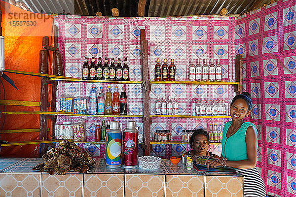 Kleines Restaurant im Dorf Bekopaka  Tsingy de Bemaraha-Nationalpark  Region Melaky  West-Madagaskar  Afrika