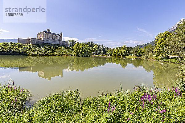 Blick auf Schloss Trautenfels  Spiegelung im Schlossteich Fischstoberl  Steiermark  Österreich