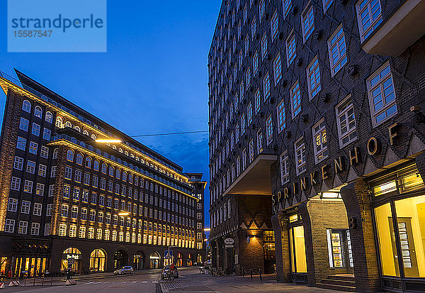 Beleuchtetes Chilehaus und Sprinkenho  Teil des Kontorhausviertels  UNESCO-Welterbe  Hamburg  Deutschland