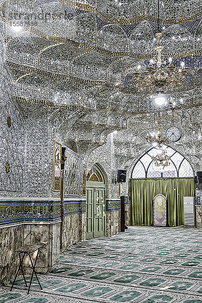 Emamzadeh-Zeyd-Mausoleum  mit Spiegeln verzierte Eingangshalle  Teheran  Islamische Republik Iran