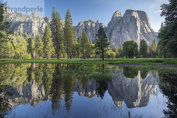 Cathedral Rocks spiegeln sich in Flutbecken  Yosemite Valley  UNESCO-Welterbe  Kalifornien  Vereinigte Staaten von Amerika  Nordamerika