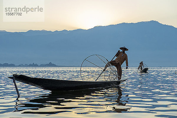 Intha Bein rudernder Fischer beim Fischen  Inle-See  Shan-Staat  Myanmar (Birma)