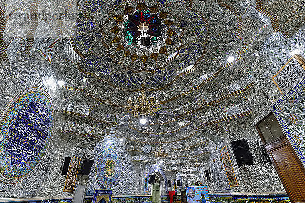 Emamzadeh-Zeyd-Mausoleum  Eingangshalle mit Spiegeln und Koran-Suren verziert  Teheran  Islamische Republik Iran