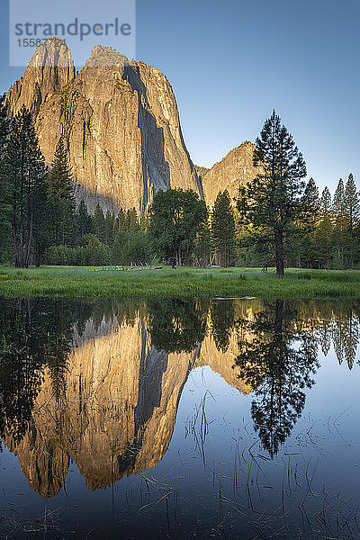 Morgensonne auf den Cathedral Rocks  Yosemite Valley  UNESCO-Weltkulturerbe  Kalifornien  Vereinigte Staaten von Amerika  Nordamerika